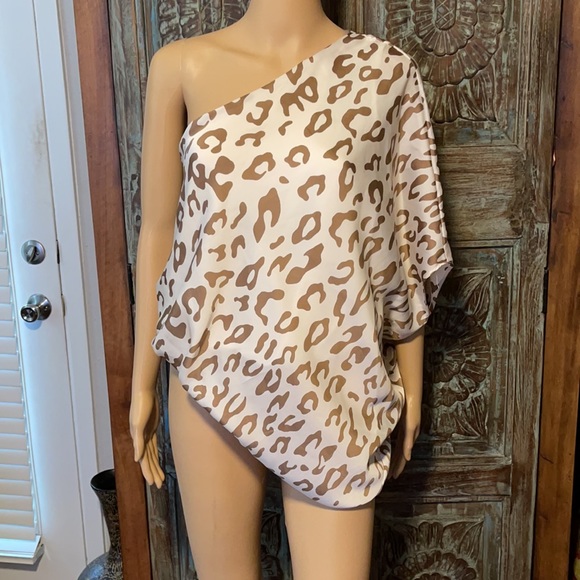 One sleeve light weight leopard top. Small. - Picture 3 of 4